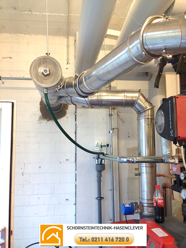 Montage der neuen Abgasleitung von Brennwertkessel zum Außenwandkamin