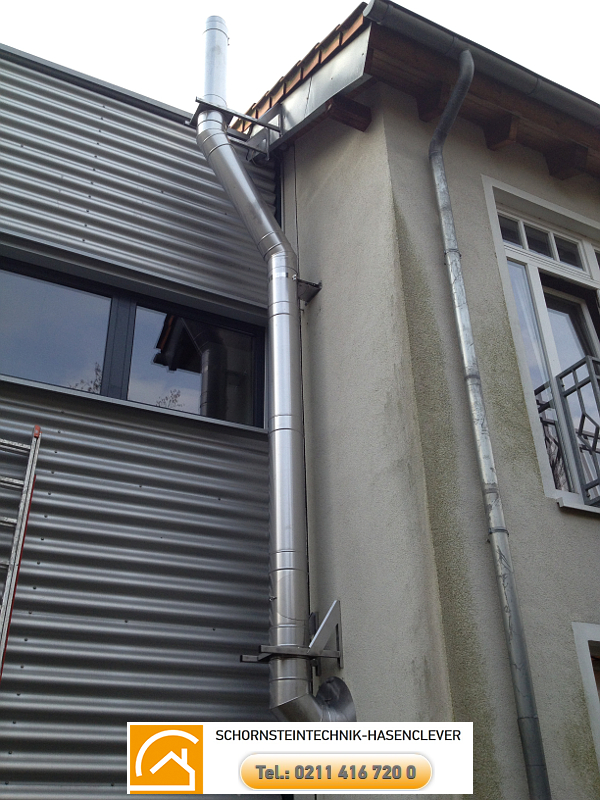 Montage doppelwandiger Edelstahlschornetin als druckdichte Abgasleitung mit Wandversprung