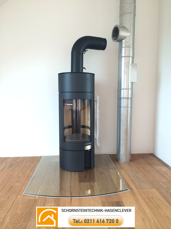 Kaminofen HAAS & SOHN Kalius-2 mit doppelwandigem Edelstahlschornstein in Wohneinheit