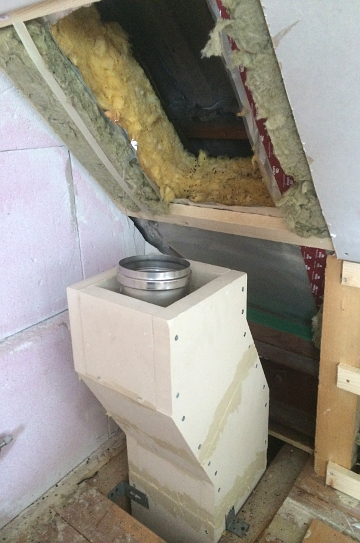 Projekt Bild 4 Schornsteintechnik Hasenclever - Dachgeschoss verspringt der Schornstein mit Winkeln und wird durch die Dachhaut geführ